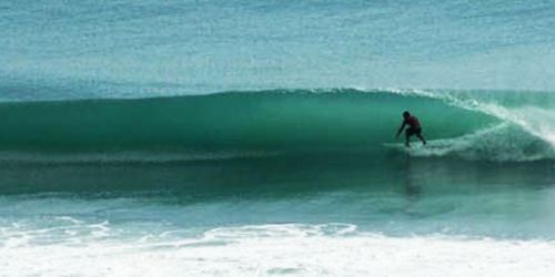 SURFING IN PIPA